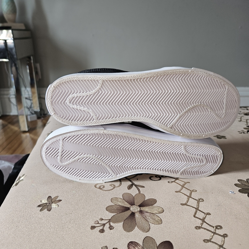 NWOB  Nike Black and White Espadrilles - Picture 5 of 6